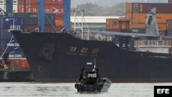 Vista del barco norcoreano Chong Chon Gang que transportaba armas de guerra cubanas.
