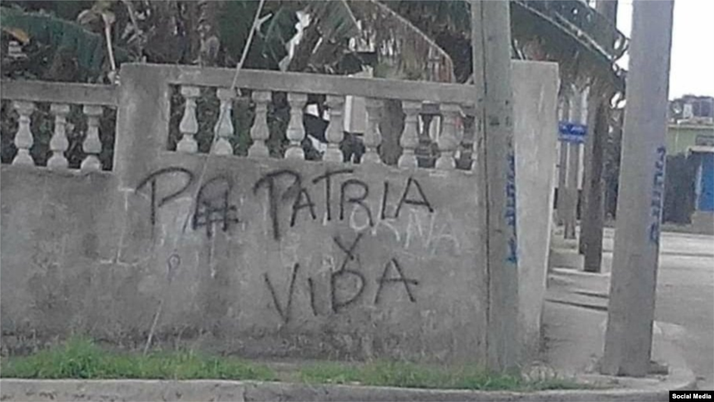 Carteles inspirados en la canción "Patria y Vida" interpretada por Yotuel Romero, el dúo Gente de Zona, Descemer Bueno, Maykel Osorbo y El Funky.