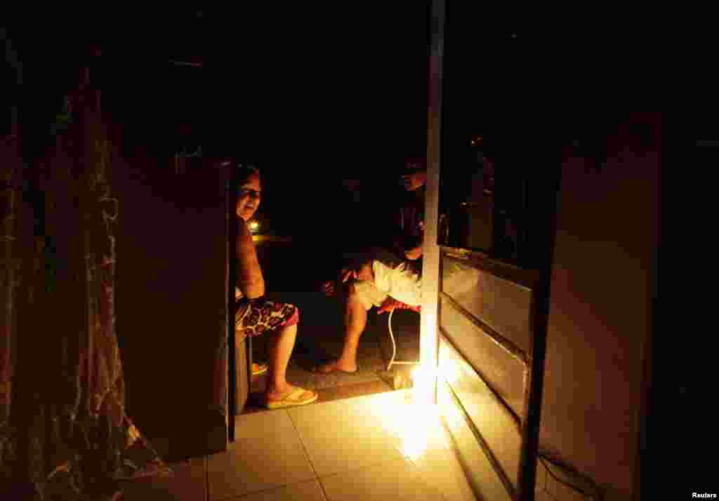 Cubanos durante un apagón. El 80 % de la población no tiene suministro eléctrico continuo. Más de la mitad de la población registra hasta 10 cortes en los últimos meses. REUTERS/Desmond Boylan