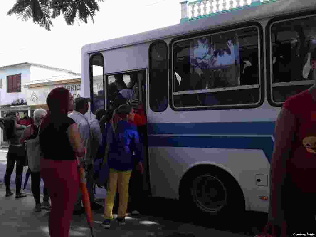 Colas para el escaso transporte público en Las Tunas. (Foto: Yolanda Carmenate)