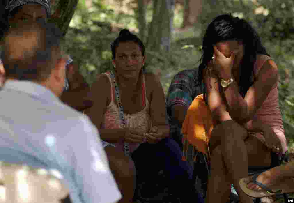 El director en Panamá de la Pastoral Social Cáritas, Víctor Berrío (i), conversa con un grupo de cubanos en un refugio de la institución hoy, viernes 13 de enero de 2017, en Ciudad de Panamá (Panamá). Los más de 70 cubanos que se encuentran hospedados en