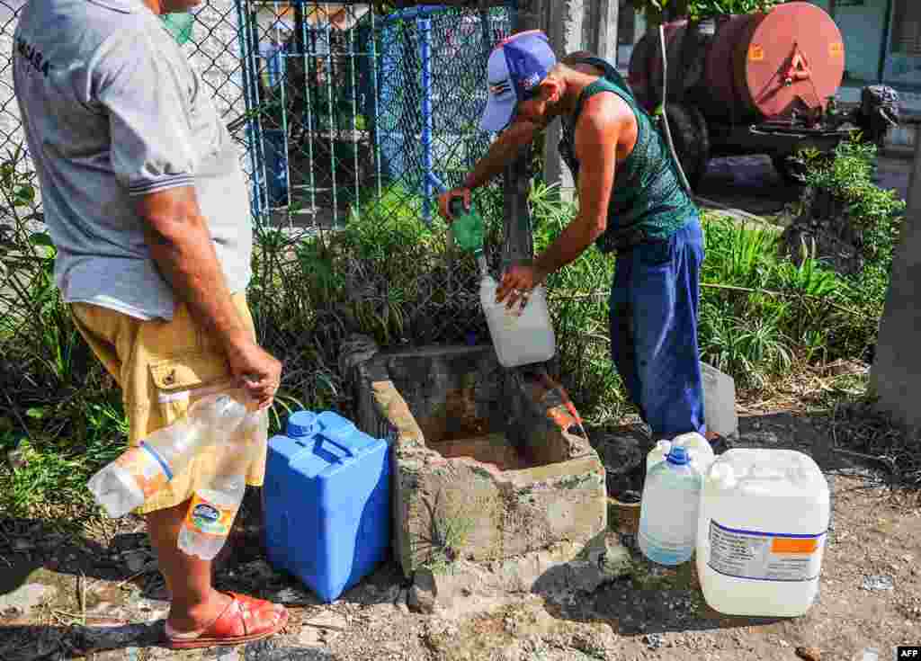 Casi el 70% de los cubanos no cuenta con suministro permanente de agua. AFP PHOTO/YAMIL LAGE