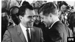 El derrotado candidato republicano a la presidencia Richard Nixon da la bienvenida en su casa de Cayo Vizcaíno (Florida) al entonces recién electo presidente John F. Kennedy