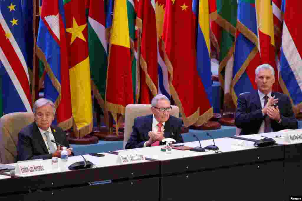 El Secretario General de la ONU, Antonio Guterres, Miguel Díaz-Canel y el ex gobernante cubano Raúl Castro en la ceremonia de apertura de la cumbre del G77+China en La Habana, Cuba, el 15 de septiembre de 2023. REUTERS/Alexandre Meneghini