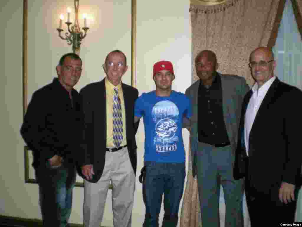 William Pérez (al centro) y a izq René Arocha, Manuel Hurtado, a la derecha, El Duque Hernández y Angel Leocadio Díaz. Cortesía de Glorias del béisbol cubano.