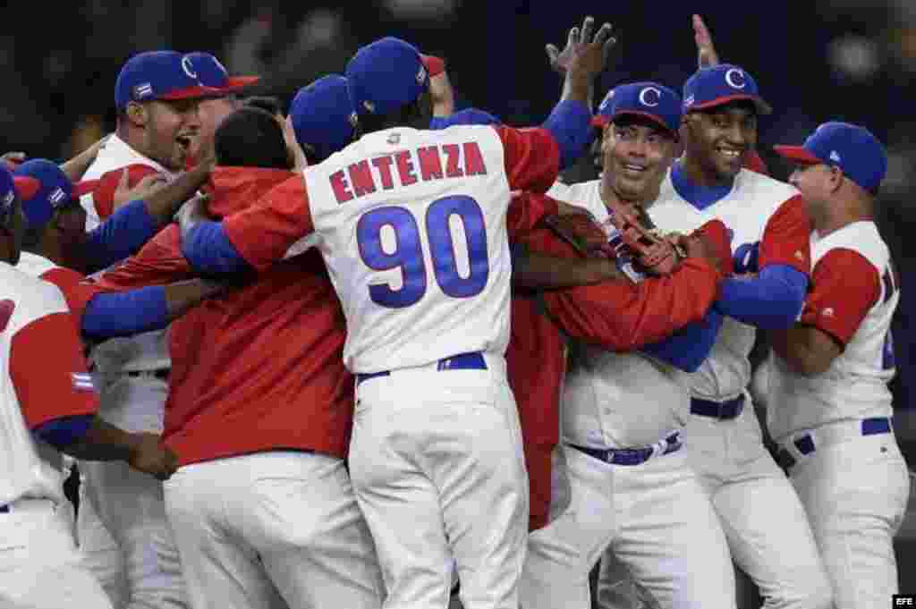 Los peloteros cubanos celebran tras vencer a Australia en el IV Clásico Mundial de Béisbol en el estadio Tokyo Dome de Tokio (Japón) el 10 de marzo de 2017. 