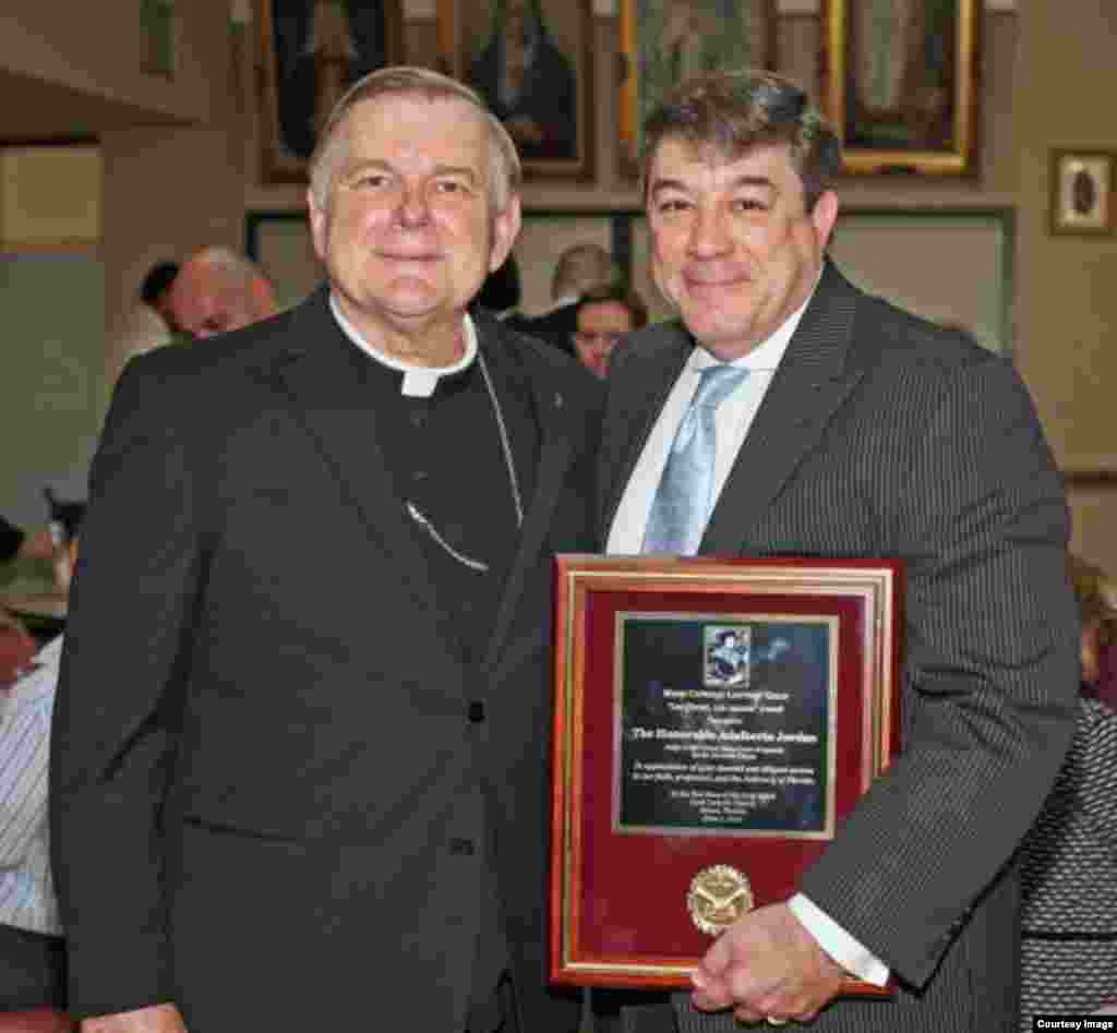 El juez Jordan con el Arzobispo de Miami, Thomas Wenski.