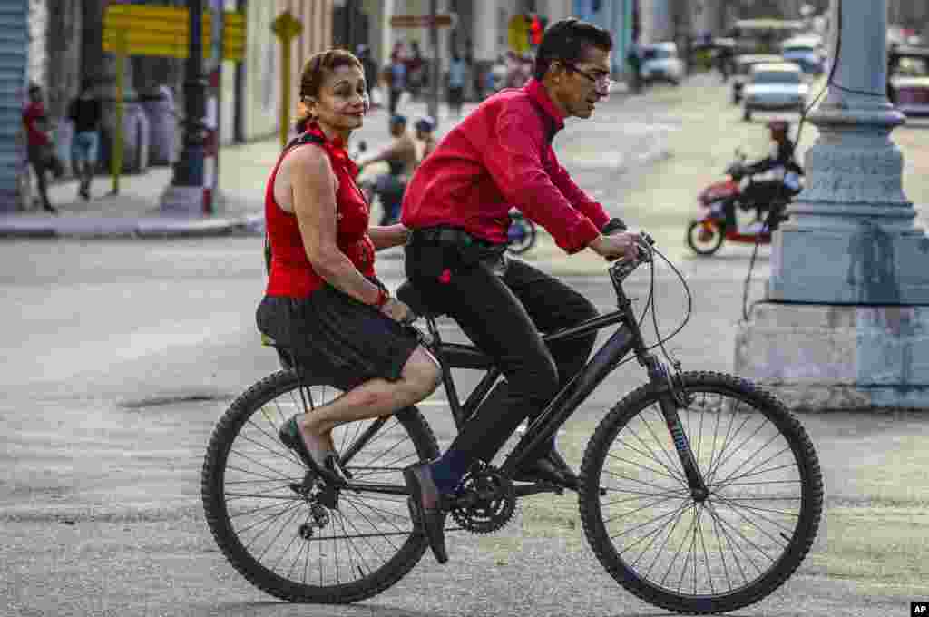 Cubanos se transportan en bicicleta en La Habana. (AP Photo/Ramon Espinosa)