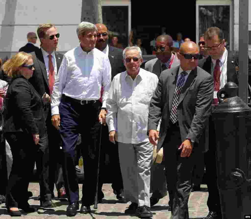 John Kerry (2i), acompañado por Eusebio Leal (2d), el historiador de la ciudad de La Habana, recorre el centro histórico de la capital cubana. 