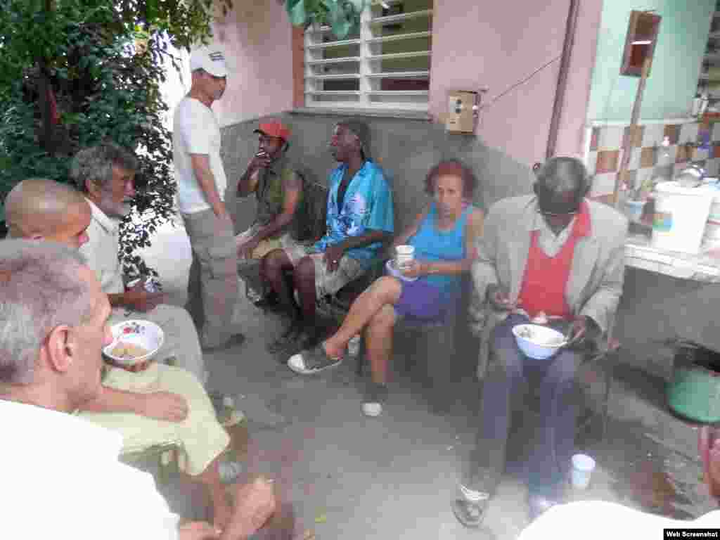 Desamparados en Colón reciben ayuda de exiliados y activistas que se han unido enel proyecto Lanza Flores para ofrecer un almuerzo semanal a los desamparados de la localidad.