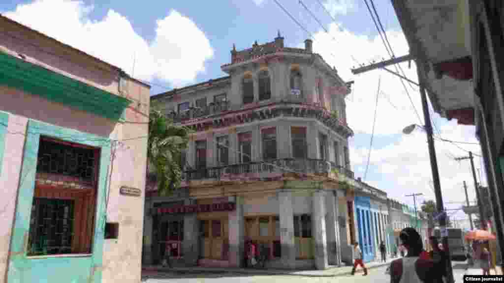 Edificio en la calle Máximo Gómez esquina a Pepe Antonio, en el capitalino municipio de Guanabacoa.
