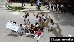 Represión en La Habana contra el grupo opositor "Damas de Blanco". Twitter Angel Moya