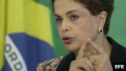 La presidenta brasileña, Dilma Rousseff, habla durante una rueda de prensa con corresponsales extranjeros.