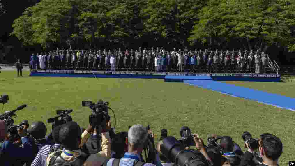  Fotógrafos toman una fotografía grupal de los líderes que asisten a la cumbre del G77 + China en La Habana, Cuba, el viernes 15 de septiembre de 2023. (Foto AP/Ramon Espinosa