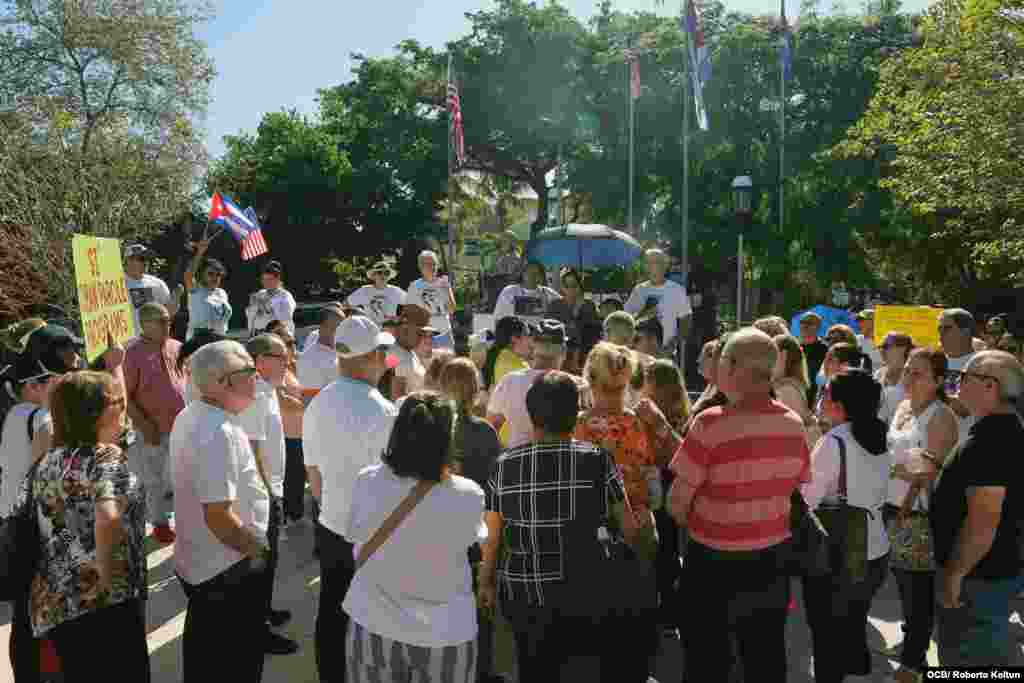 Cubanos exiliados reclaman derechos de reunificación familiar