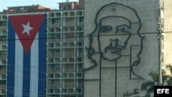Imagen del Che Guevara en la fachada del edificio del Ministerio del Interior, en La Habana.