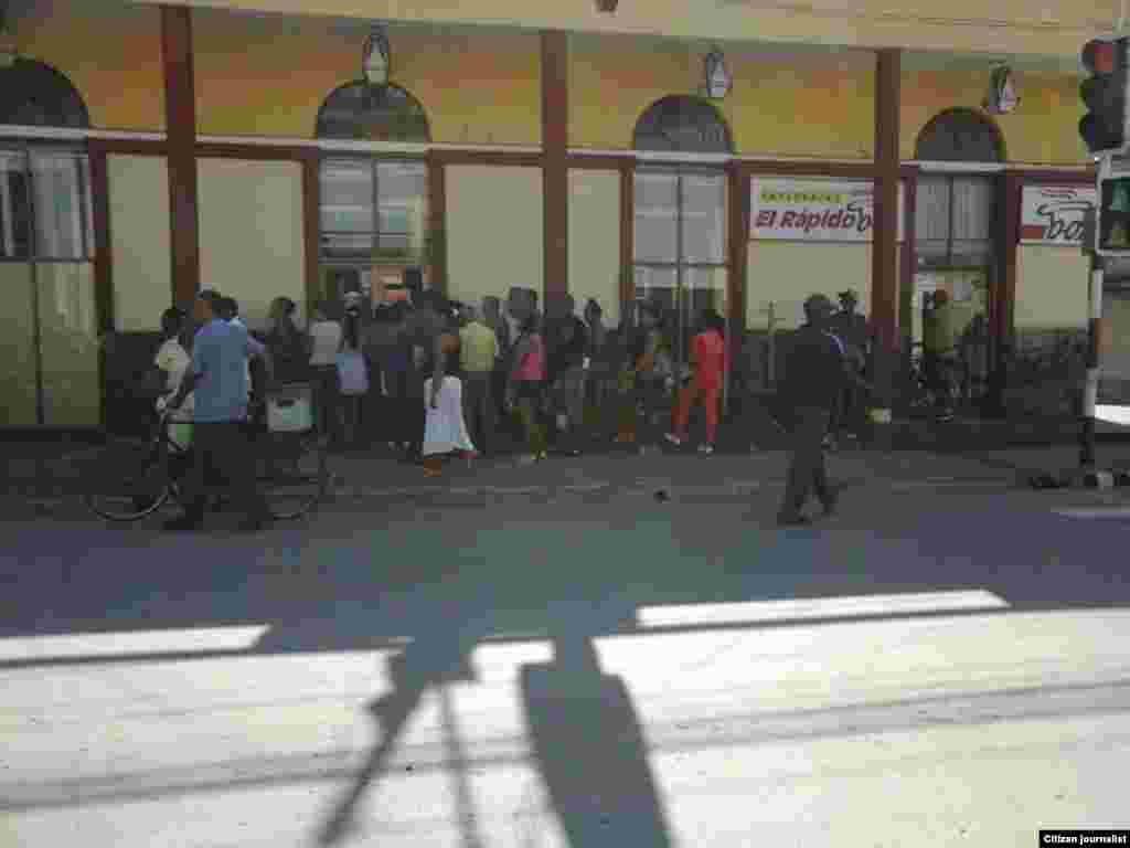 Una cola en el mercado del complejo recaudador de divisas, conformado por mercado y cafetería ”El Orbe” ubicado en la calle Los Maceos esquina Flor Crombet del barrio centro en el municipio cabecera de Guantánamo.