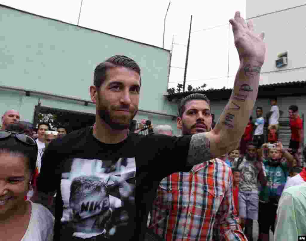 Sergio Ramos, uno de los mejores jugadores del Real Madrid, se despide de los niños y adolescentes con los que compartió en una escuela habanera. 