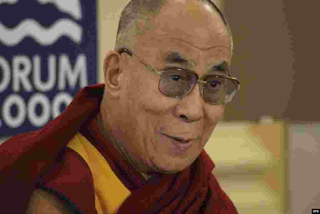 Archivo 2013 - El Dalai Lama, líder espiritual del Tíbet y premio Nobel de la Paz 1989, interviene en el panel "Los valores que compartimos" del Fórum 2000.