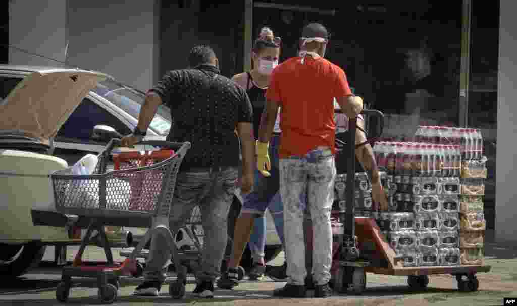 Cubanos comprando en las tiendas que venden productos en dólares.