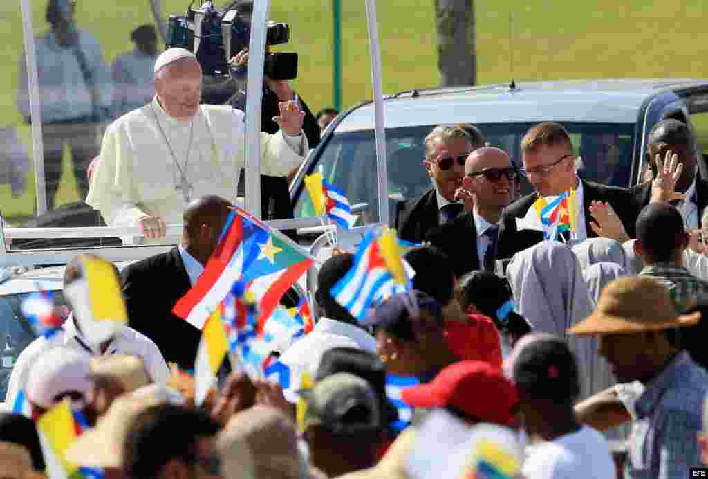 El papa Francisco saluda a un grupo de personas a su llegada a Holguín donde oficiará una misa desde la Plaza de la Revolución hoy, lunes 21 de septiembre de 2015, como parte de su programa de actividades eclesiásticas en el marco de su visita a Cuba.