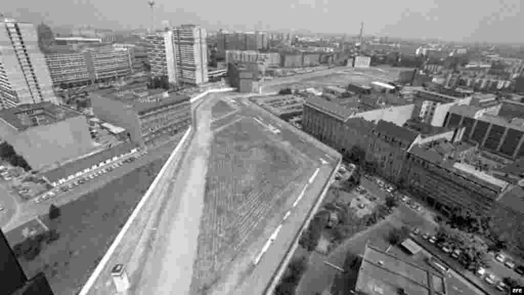 Foto de archivo tomada el 18 de julio de 1986 de una vista general de Berlín dividido cerca del "checkpoing Charlie" en Berlín (Alemania).