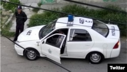 Una patrulla de la policía política vigila la sede de las Damas de Blanco. (Archivo)