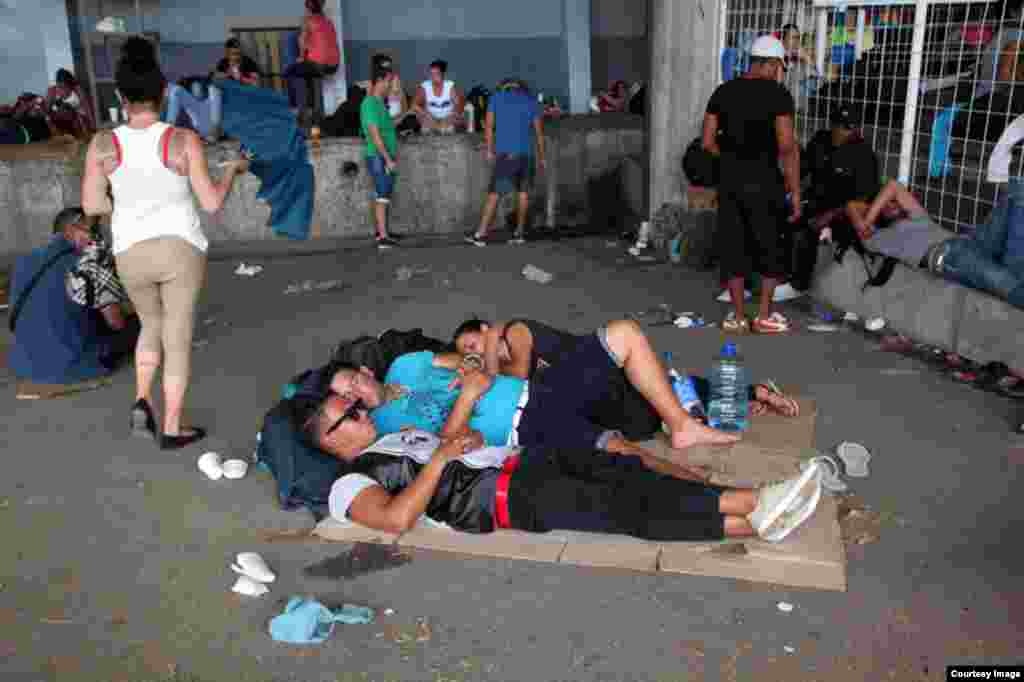 Miembros de las Damas de Blanco son arrestadas por la Policía hoy, domingo 20 de marzo de 2016, tras una marcha en La Habana (Cuba).