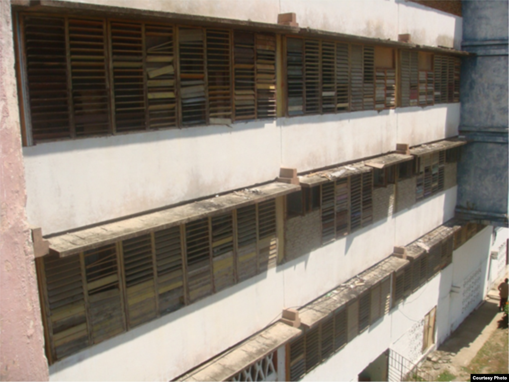 Un recorrido por un centro universitario en Santiago de Cuba, a pocos días de iniciarse el curso escolar 2010-2013 muestra el deterioro de las instalaciones.