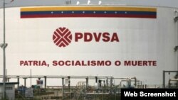 Un cartel en una de las plantas de PDVSA. 