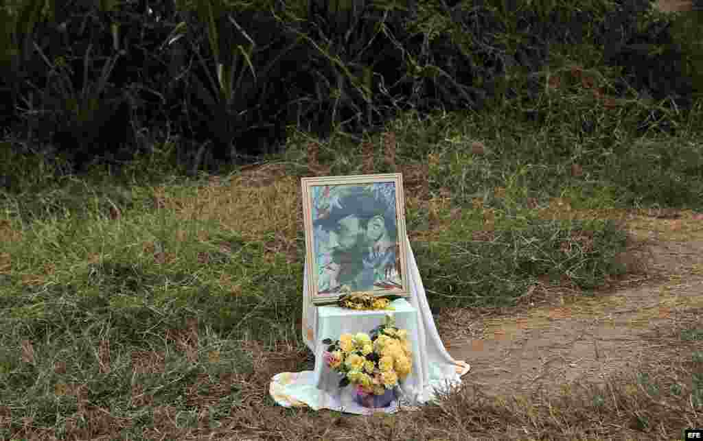 ista de un pequeño altar a la espera del paso de la caravana con las cenizas del fallecido líder cubano Fidel Castro, hoy, jueves 1 de diciembre de 2016, en las afueras del pueblo de Jatibonico, en la provincia de Sancti Spiritus (Cuba). La caravana, que