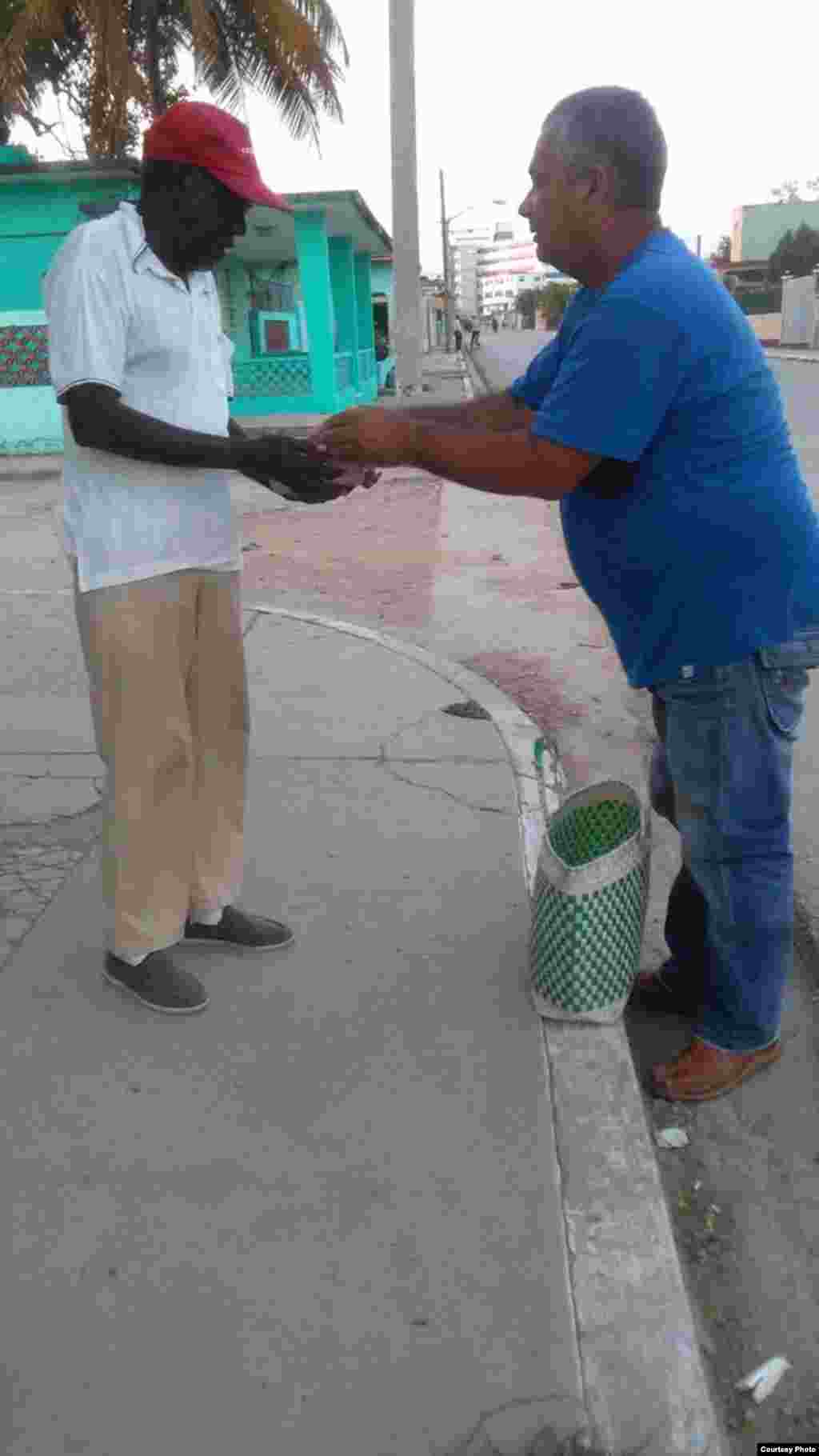 Colaboradores del Proyecto Capitán Tondique en la calles ofreciendo alimentos a los necesitados