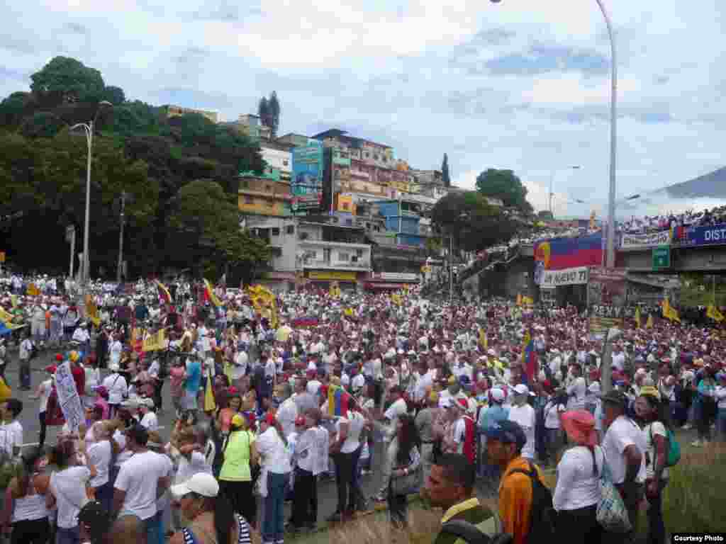 La Toma de Caracas. Cortesía de Alvaro Algarra Corresponsal de la VOA en Caracas.