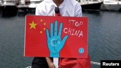 Representantes de la minoría uigur participando el 5 de julio de 2023, durante el 14 aniversario de la violencia en Urumqi, en una manifestación en Estambul, Turquía, contra la represión del gobierno chino. (Reuters/Murad Sezer).