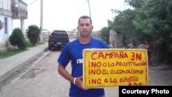 Yeris Curbelo, cartel referido a campaña que lleva la Alianza Democrática Oriental. 