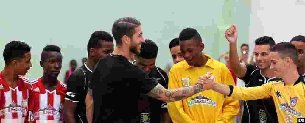 El defensa del Real Madrid siempre tuvo una sonrisa para los niños y adolescentes cubanos... ¡Gracias por tanta nobleza!