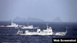 Vigilancia de la Marina China a guardacostas japoneses alrededor de las islas Senkaku. 