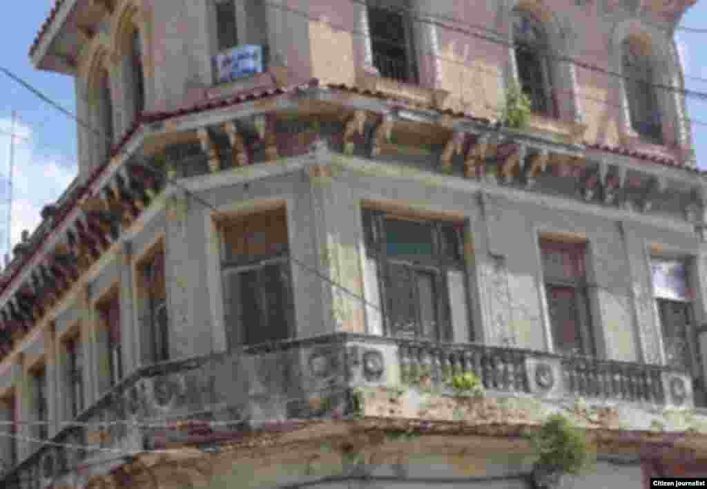 Edificio en la calle Máximo Gómez esquina a Pepe Antonio, en el capitalino municipio de Guanabacoa.