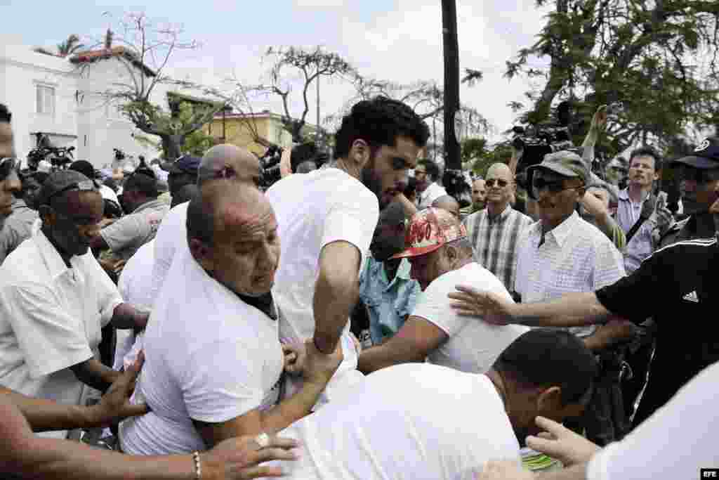Manifestantes son arrestados por la Policía hoy, domingo 20 de marzo de 2016, tras una marcha en La Habana (Cuba).
