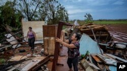 La gente recupera pertenencias de sus casas, que fueron destruidas por el huracán Rafael, en Alquízar, Cuba, el jueves 7 de noviembre de 2024. (Foto AP/Ramón Espinosa)