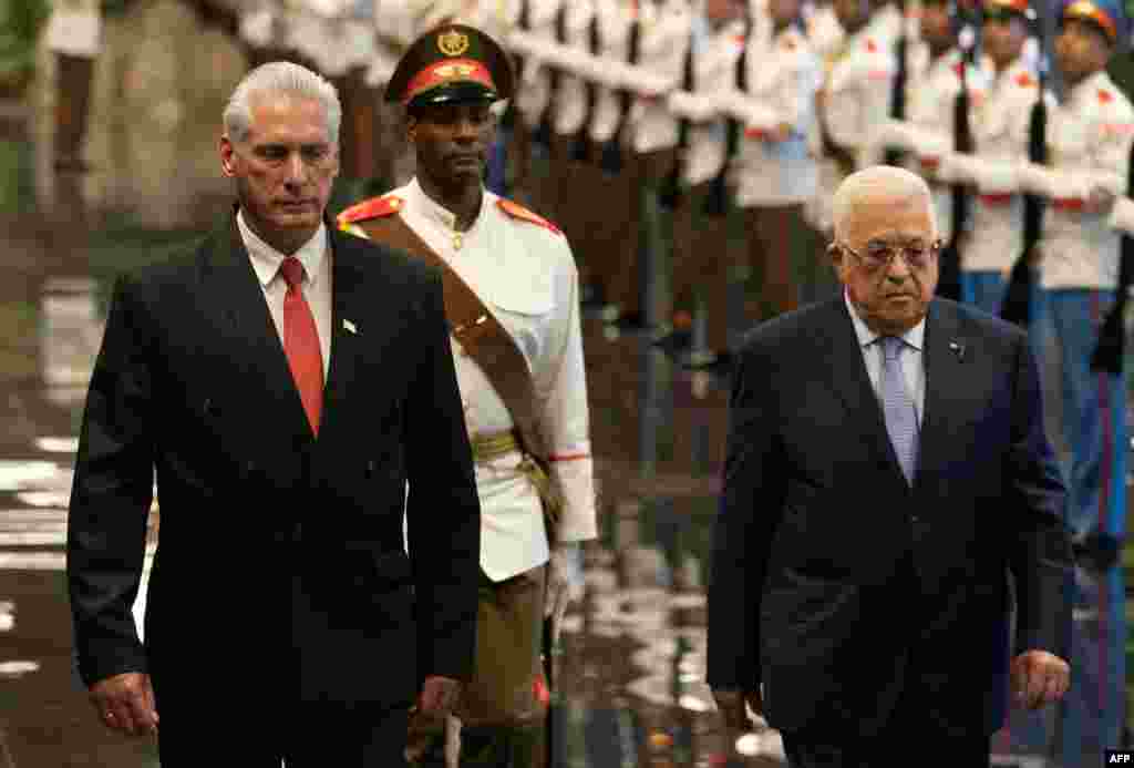 El presidente palestino Mahmoud Abbas (R) es recibido por Miguel Díaz Canel (L) durante una ceremonia oficial en La Habana, Cuba, el 14 de septiembre de 2023, en el marco de la próxima cumbre del G77+China. (Foto AP/Ramón Espinosa)