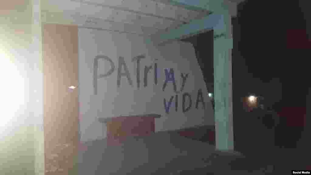 "Patria y Vida" escrito en el muro de una parada de ómnibus en el municipio santiaguero de Mella. (Foto: Ramón Bolano/Facebook)