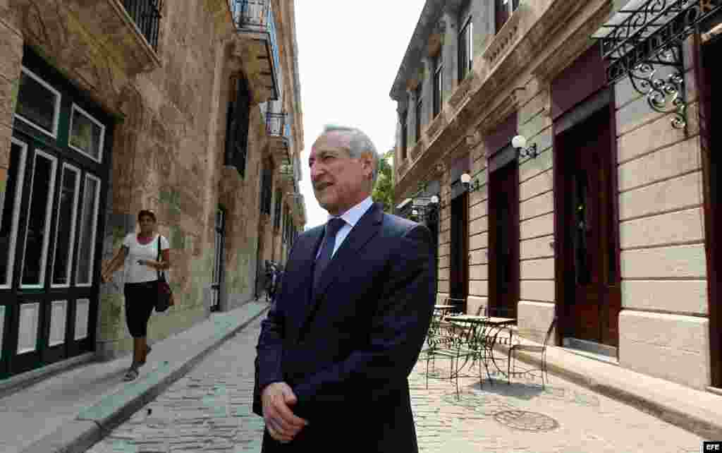 El ministro de Relaciones Exteriores de Chile, Heraldo Muñoz, posa después de unas declaraciones a la prensa luego de reunirse con su homólogo de Cuba Bruno Rodríguez hoy, jueves 3 de septiembre de 2015, en La Habana (Cuba).
