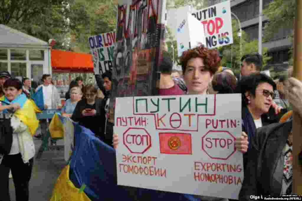 Manifestante de Kirguizia recuerda la política homofóbica de Putin.
