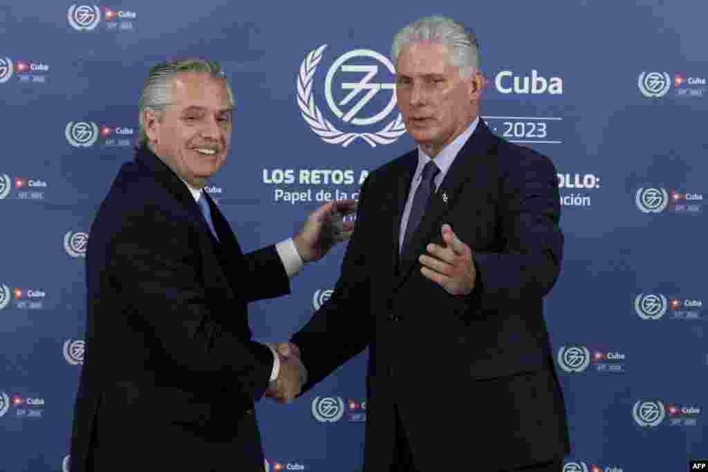 El presidente argentino, Alberto Fernández (izq.), es recibido por Miguel Díaz Canel, a su llegada al Centro de Convenciones de La Habana el 15 de septiembre de 2023. (Photo by Yamil LAGE / POOL / AFP