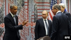 El presidente ruso, Vladímir Putin (3-d), su homólogo estadounidense, Barack Obama; el ministro de Asuntos Exteriores ruso, Sergéi Lavrov (2-d), y el secretario de Estado estadounidense, John Kerry, conversan tras las negociaciones entre Rusia y EEUU cel