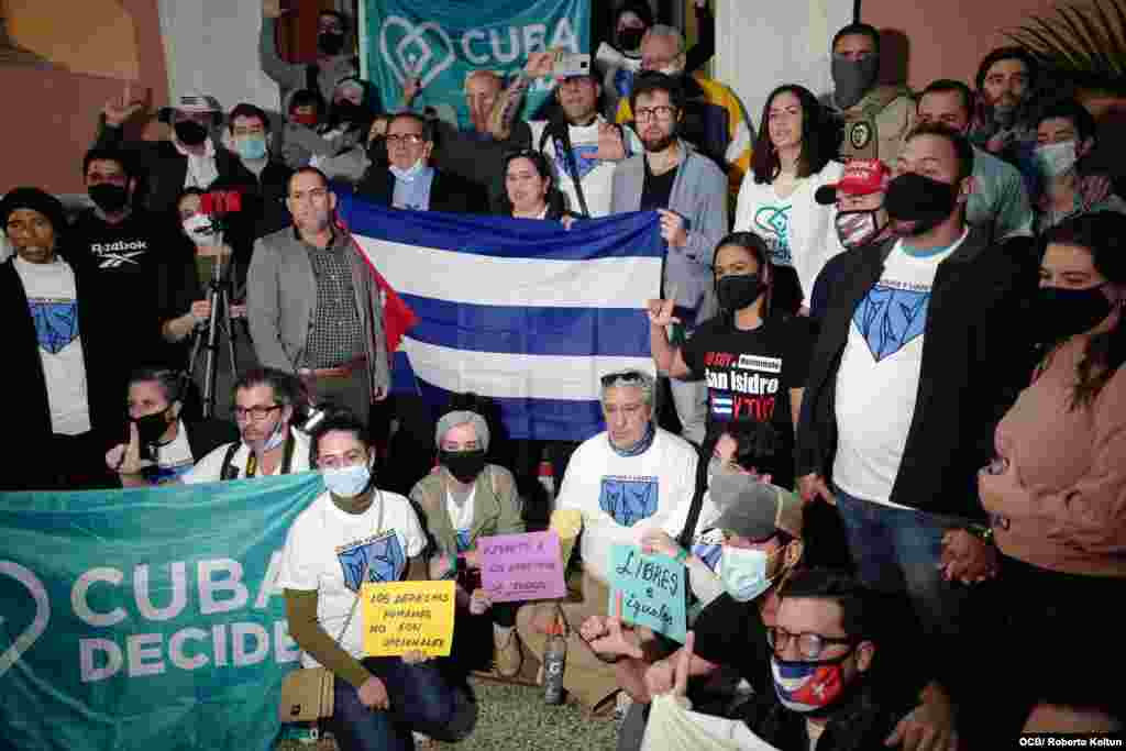 Exilaidos cubanos en la escalinata de la Iglesia GESU