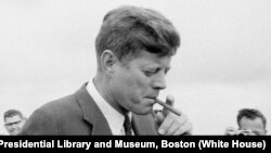 Kennedy fuma un tabaco en Hyannis Port, Massachusetts, el 11 de mayo de 1963. (Foto: Cecil Stoughton. White House Photographs)