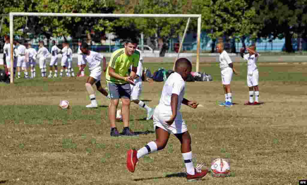 Niños cubanos participan en una clínica de fútbol impartida por entrenadores de la Fundación Real Madrid, del 14 al 18 de noviembre de 2016, en La Habana (Cuba). 