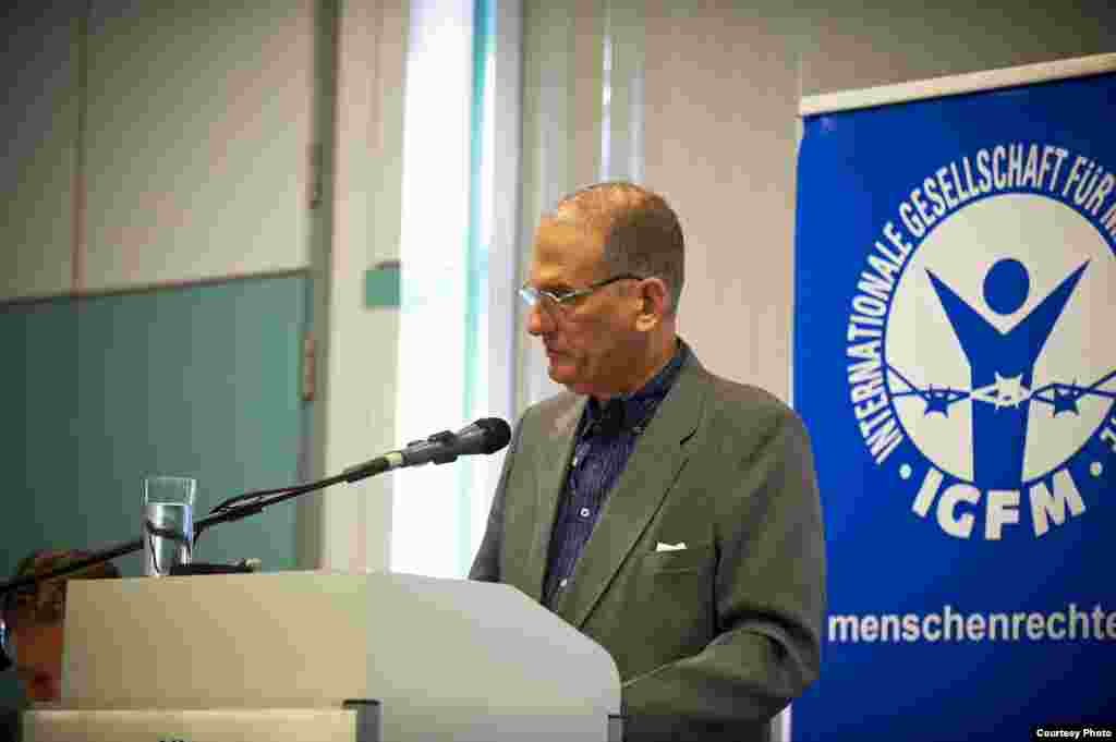 René Gómez Manzano lee discurso en la plenaria.